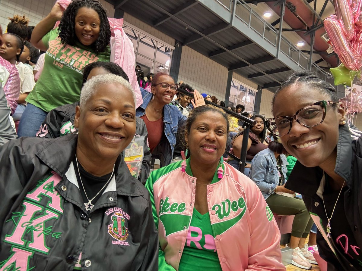 Congratulations to our new undergraduate members @twu_akas ! Welcome to our sisterhood ladies 💚🩷 #SoaringWithAKA #AKA1908