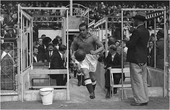 #OnThisDay in 1928 Dixie Dean scored a hat-trick against @Arsenal to bring his league goals total to 60 – still a record. Including FA Cup & international goals his total for the season was an amazing 82 goals @Everton @EvertonNewsFeed @EvertonBlueArmy @grandoldteam