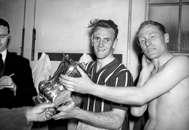 #OnThisDay in 1956 Probably the most famous footballing injury of them all! @ManCity goalkeeper Bert Trautmann suffered a broken neck in the @FACup final against @BCFC at Wembley. He played the whole game & helped City to victory