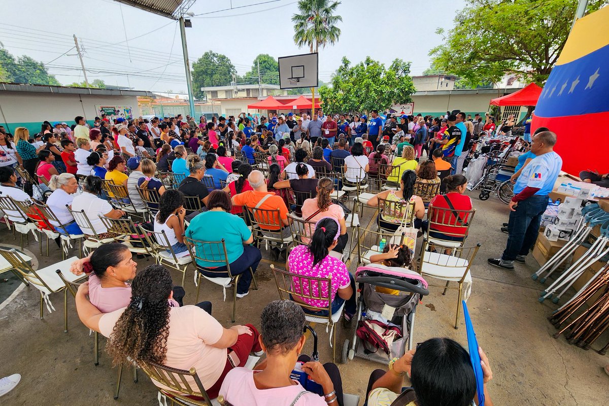 _LaAvanzadora's tweet photo. ¡Trabajamos y servimos con amor!

Continuamos desplegados/as por el estado #Aragua, el 1x10 del Buen Gobierno llegó con una mega jornada médica integral para el municipio Libertador. 

@NicolasMaduro 
@Soykarinacarpio https://t.co/jqHUpLiFFJ