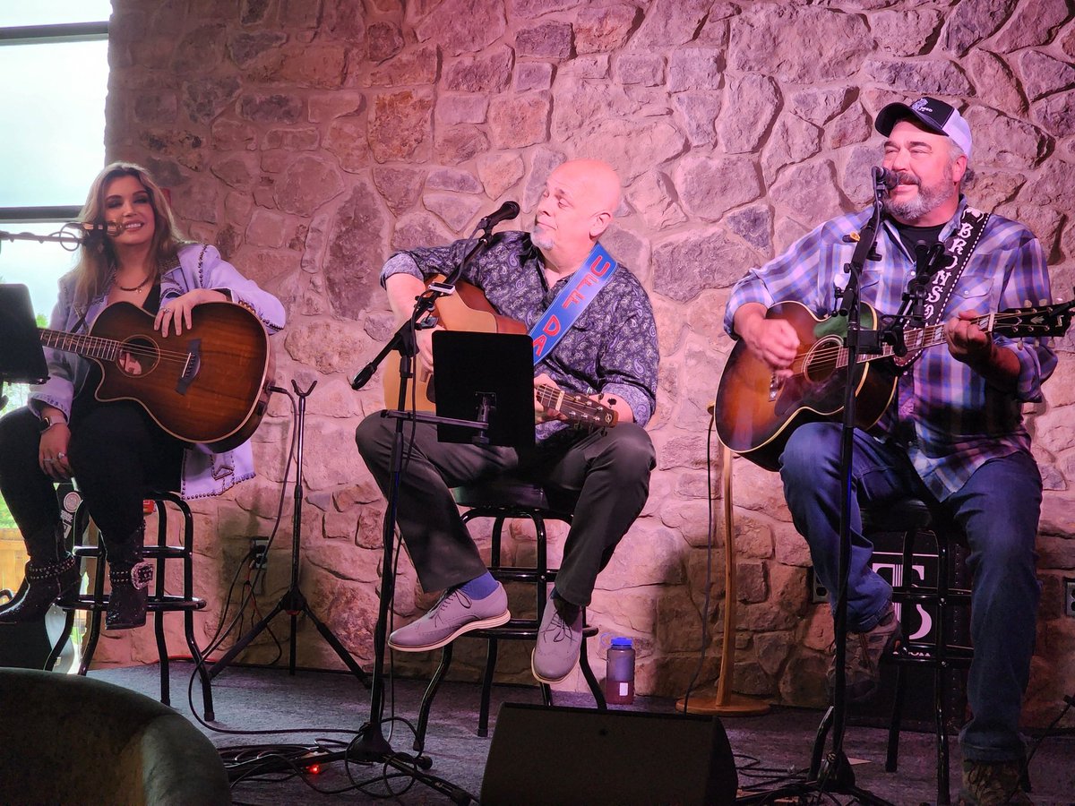 Last night was a lot of fun at @DistilleryMoon with some amazing Songwriters, Scott Nelson and @Tay Bronson. Thanks to everyone that came out! Fun time! #jennifermlottmusic