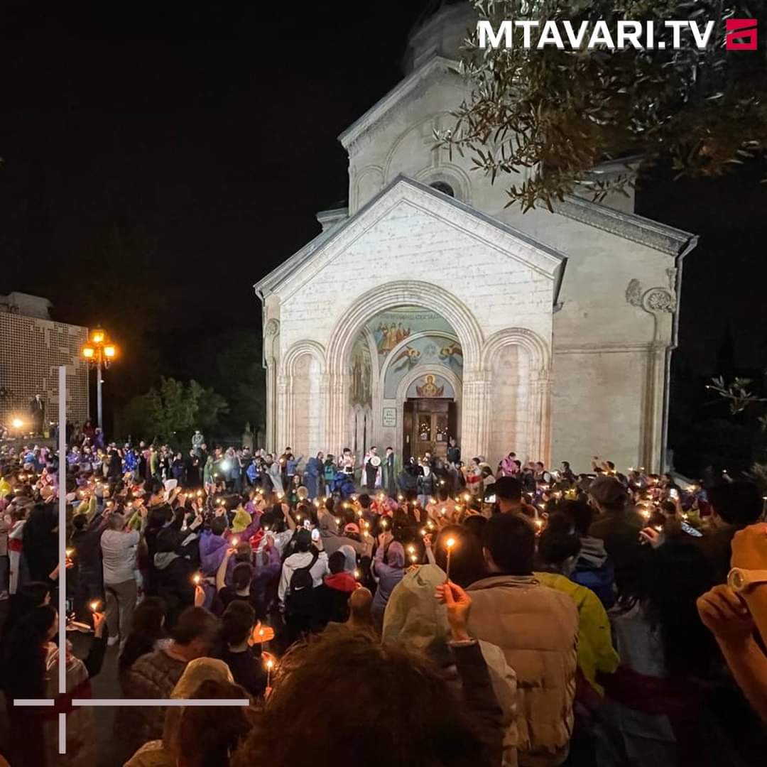 Peaceful demonstrators in front of the church. Orthodox Christians celebrate Easter tomorrow night.
#Georgia