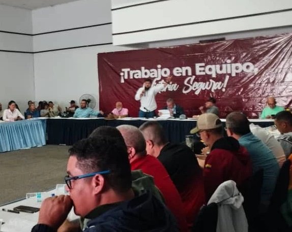 CeguMonagas's tweet photo. Sumando esfuerzo con todos los entes del estado, bajo la conducción de nuestro Pdte. @NicolasMaduro, Gob. @ErnestoLunaPsuv y acompañado por el MG. @LealTelleria Padrino Político del Edo. Monagas, cumpliendo las políticas asignadas por el ejecutivo nacional.
#VenezuelaCalorPatrio https://t.co/ZnRtZkChoK