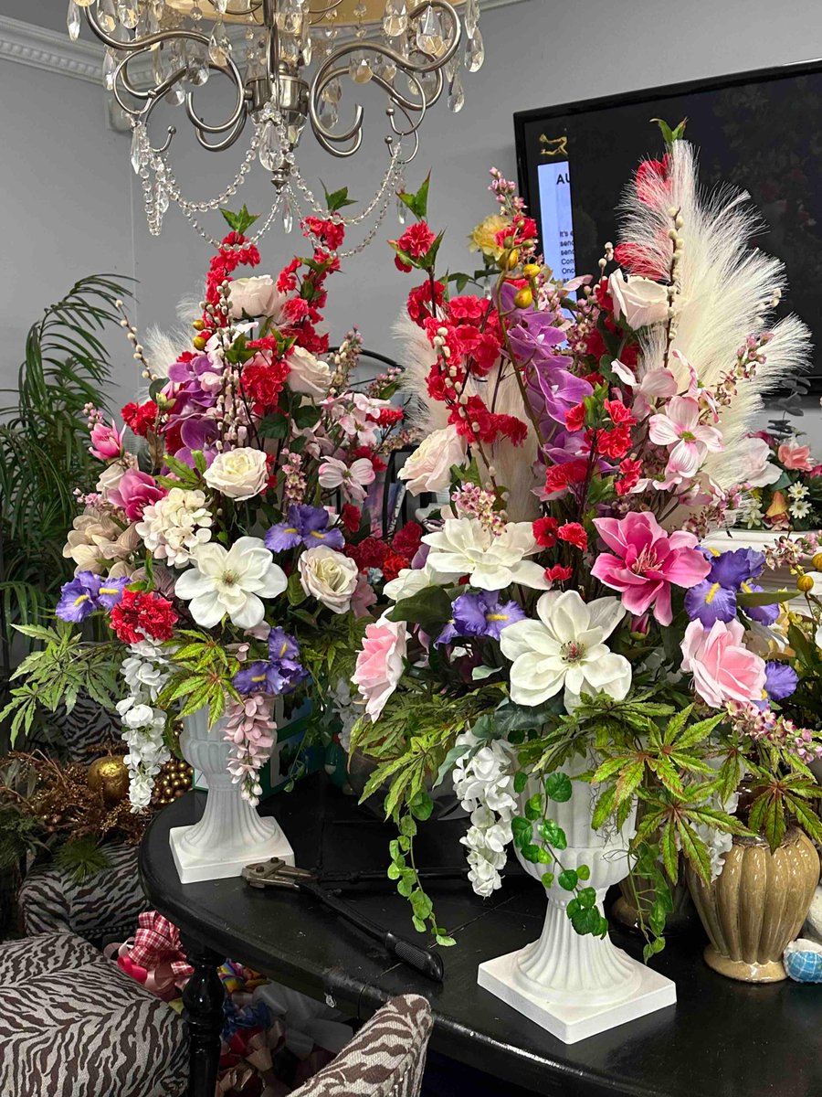 Made a pair of custom artificial arrangements for a customer. They loved them! 😍🌸
.
.
#steinflorist #steinyourflorist #flowers #florist #flowershop #floristry #shopsmall #smallbusiness #artificialflowers #silkflowers #permanentbotanicals #happycustomer