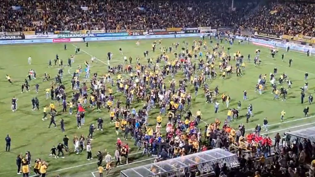 Roda JC fans storm field to celebrate promotion despite not being promoted prosoccerwire.usatoday.com/2024/05/03/rod…