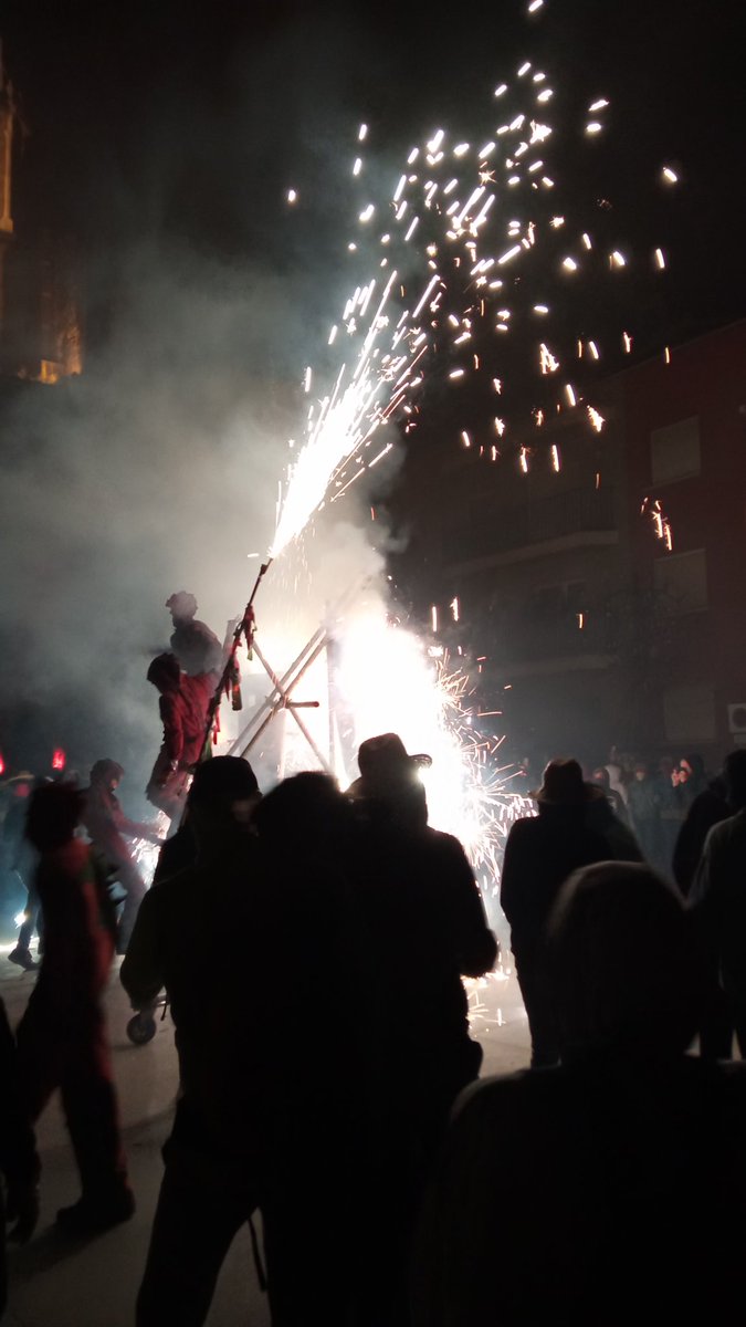 Hilo explicando el Corre Foc de Celrà de este año. Que a sido ahora mismo.