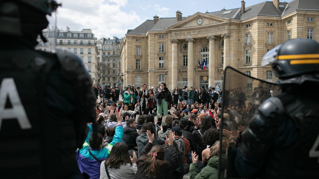 Reprimen a estudiantes en Francia por expresar solidaridad con Gaza Las fuerzas del orden en Francia recibieron llamadas de los directivos de las universidades de Ciencias Políticas en París y Lyon para dispersar la concentración pacífica de los alumnos de manera inmediata.…