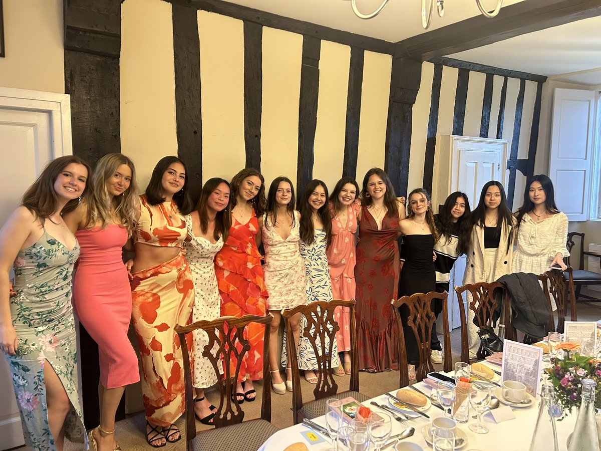 Granta Leavers Dinner 2024 🌹. Thank you <a href="/LeysHeadmaster/">Martin Priestley</a> for hosting drinks before we headed to <a href="/JesusCollegeCam/">Jesus College</a>. A lovely evening to celebrate our wonderful upper sixth!