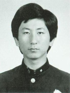 Memories of Murder'ın vizyona girdiği 2003 yılında Hwaseong Seri Cinayetleri'nin katili henüz bulunamamıştı. Yıllar sonra tutuklanan katil Lee Chun-jae'nin filmdeki şüphelilerden Park Hyeon-gyu'ya benzerliği oldukça dikkat çekici.