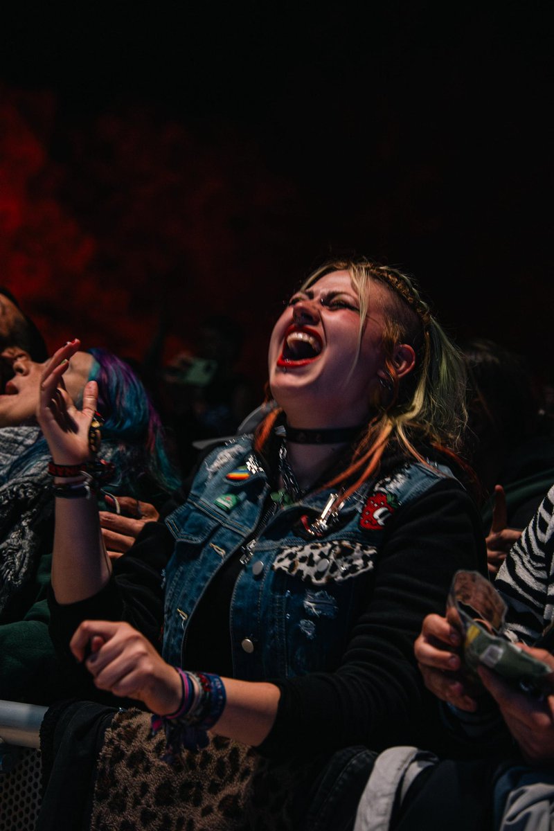 Canta! Canta! Gritando a muerte hasta que rasque la garganta. Brutal <a href="/Funkiwis/">Funkiwis</a> en su último concierto de #ViñaRock2024