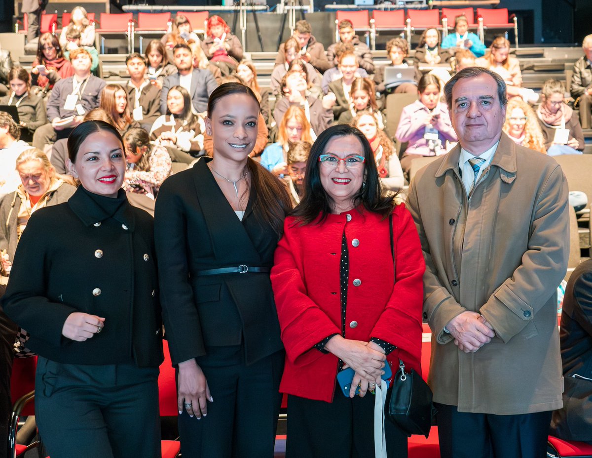 #UNESCO and @culturas_cl organized a side event on the challenges of artistic freedom and #creativity in the context of the environmental crisis and artificial intelligence.