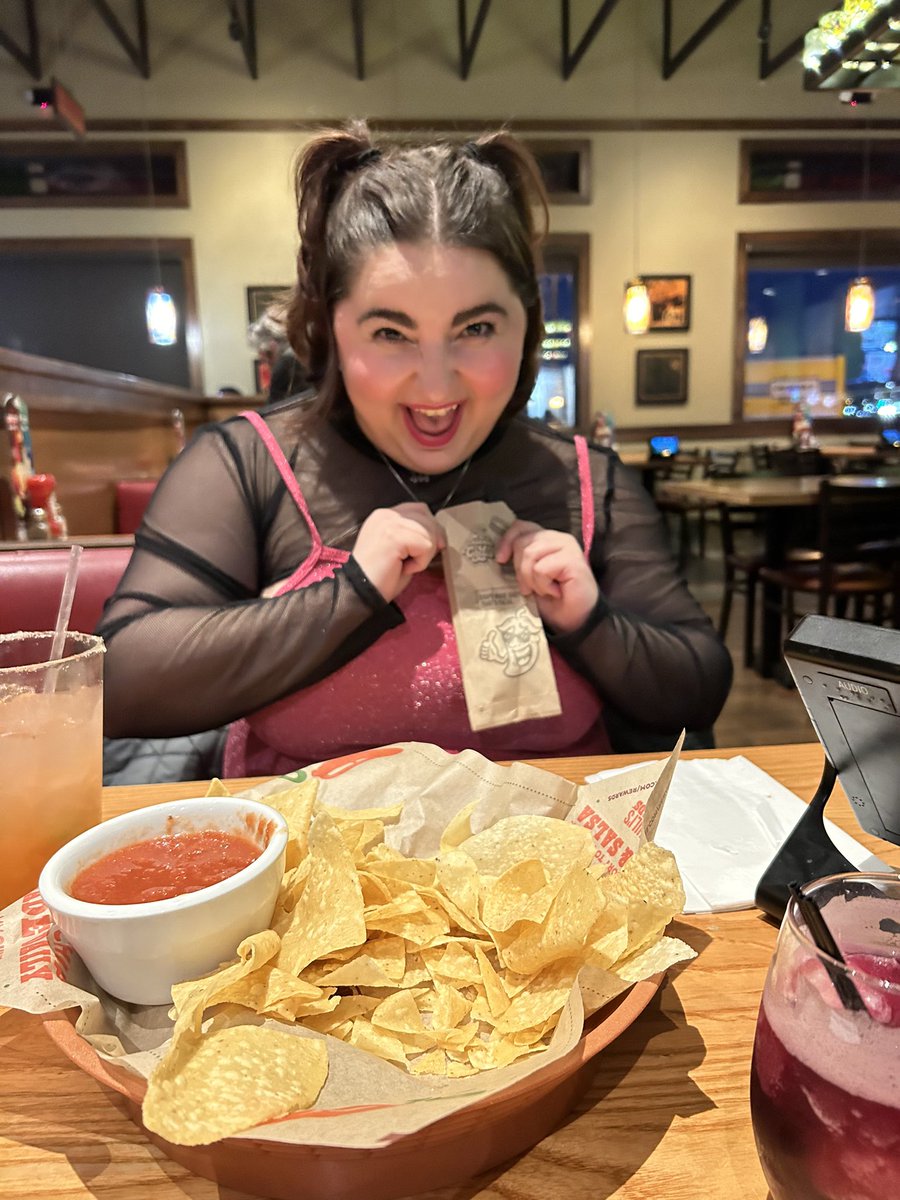 chili’s chips and salsa are the cure to everything #Chilis3ForMeRescue 😌🩷 @Chilis