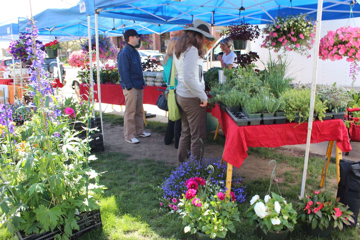 Join us on the Natick Common tomorrow, Saturday, May 4, for the Natick Farmers Market's opening day! Spend the day visiting local vendors and shopping for fresh produce.

ow.ly/zArR50RpweA 
#FoodieFriday #NatickCenter #MemberSpotlight #VisitMetrowest