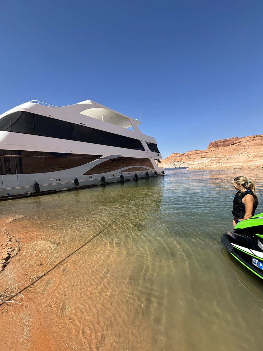 My daughter has just sent me this. It’s her new home for the long weekend!! #LakePowell in Arizona. I’m not jealous. I promise!!