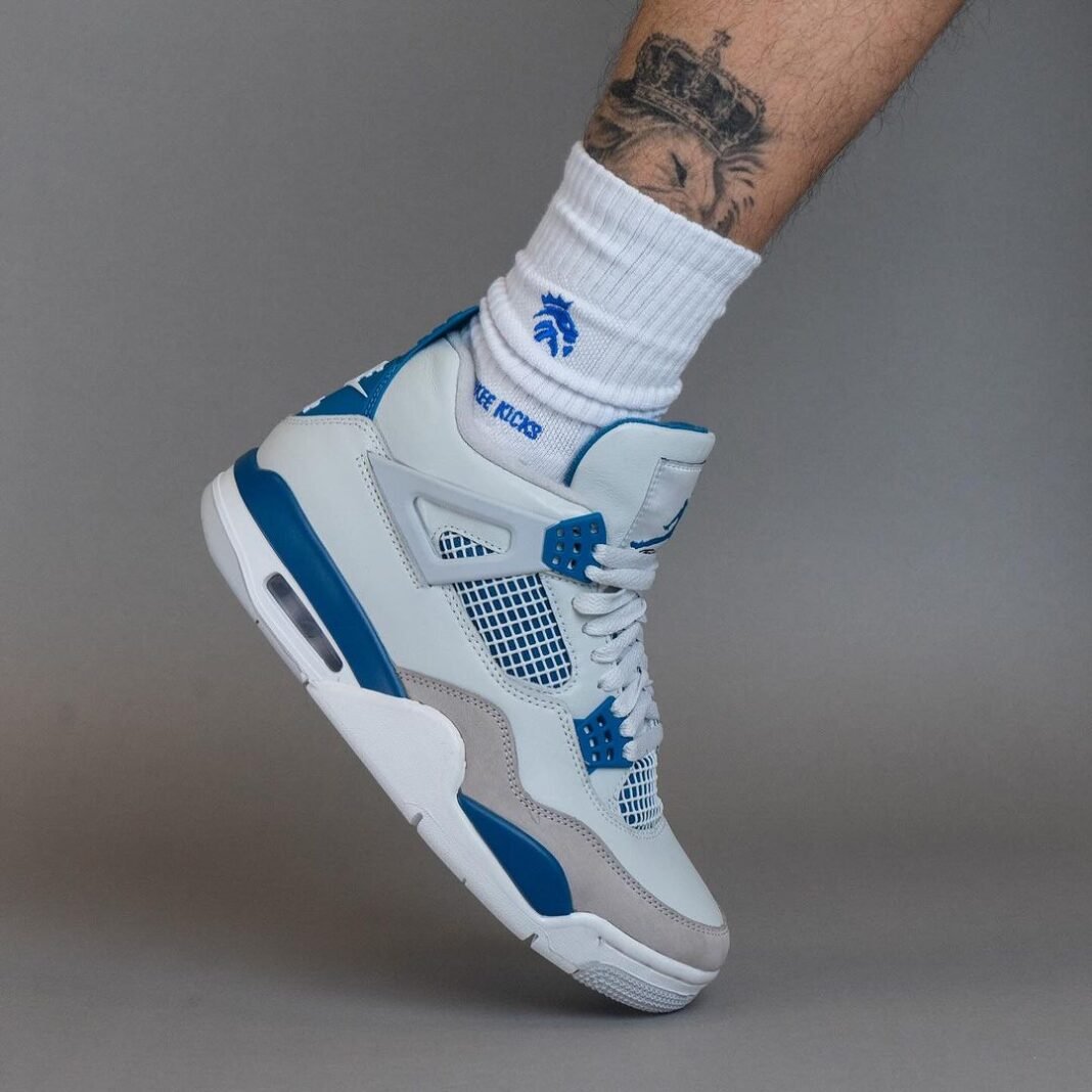 Releasing at 3AM EST 💙🤍 Air Jordan 4 Retro 'Military Blue' => bit.ly/3Je9Kmi