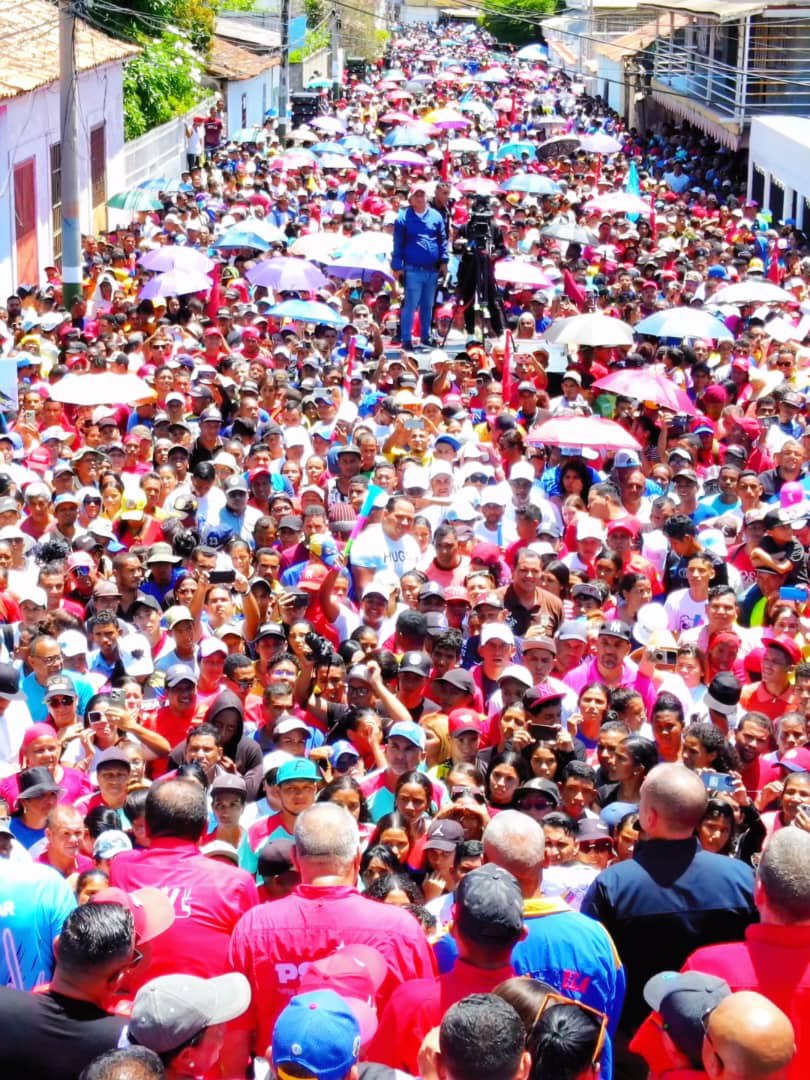ConElMazoDando's tweet photo. #ConChávezYMaduroPaLaCalle SUCRE MARIGÜITAR| El primer vicepresidente del Partido Socialista Unido de Venezuela (@PartidoPSUV ), Diosdado Cabello Rondón (@Dcabellor), resaltó este viernes que las fuerzas revolucionarias están resteadas con la Revolución Bolivariana y el presidente de la República, Nicolás Maduro (@NicolasMaduro). 

"Nosotros decimos que con Maduro nos resteamos para lo que venga, en las buenas y en las malas; si es en las malas más rápido, para ver si el cambur verde mancha", expresó Cabello al destacar la gran energía del Pueblo en cada movilización que se ha realizado en estos últimos días en el país.