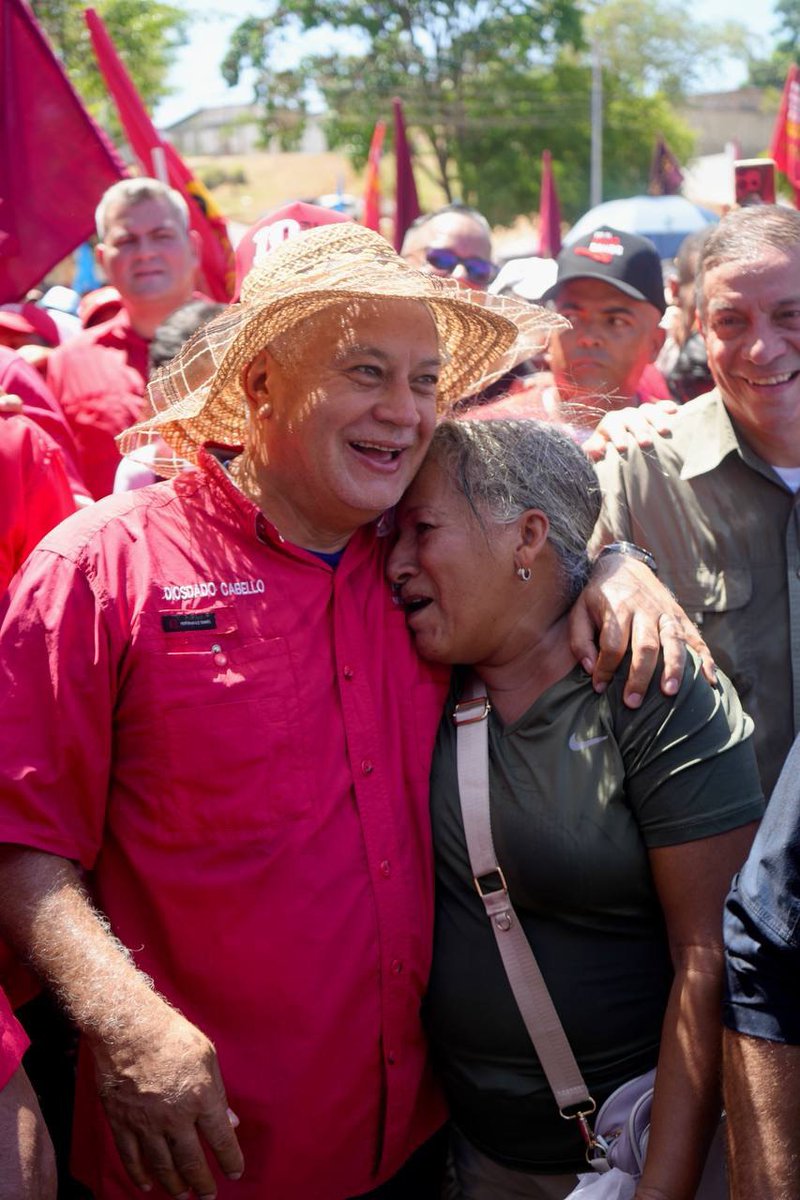 ConElMazoDando's tweet photo. #ConChávezYMaduroPaLaCalle SUCRE MARIGÜITAR| El primer vicepresidente del Partido Socialista Unido de Venezuela (@PartidoPSUV ), Diosdado Cabello Rondón (@Dcabellor), resaltó este viernes que las fuerzas revolucionarias están resteadas con la Revolución Bolivariana y el presidente de la República, Nicolás Maduro (@NicolasMaduro). 

"Nosotros decimos que con Maduro nos resteamos para lo que venga, en las buenas y en las malas; si es en las malas más rápido, para ver si el cambur verde mancha", expresó Cabello al destacar la gran energía del Pueblo en cada movilización que se ha realizado en estos últimos días en el país.