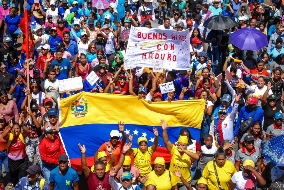 ConElMazoDando's tweet photo. #ConChávezYMaduroPaLaCalle SUCRE MARIGÜITAR| El primer vicepresidente del Partido Socialista Unido de Venezuela (@PartidoPSUV ), Diosdado Cabello Rondón (@Dcabellor), resaltó este viernes que las fuerzas revolucionarias están resteadas con la Revolución Bolivariana y el presidente de la República, Nicolás Maduro (@NicolasMaduro). 

"Nosotros decimos que con Maduro nos resteamos para lo que venga, en las buenas y en las malas; si es en las malas más rápido, para ver si el cambur verde mancha", expresó Cabello al destacar la gran energía del Pueblo en cada movilización que se ha realizado en estos últimos días en el país.