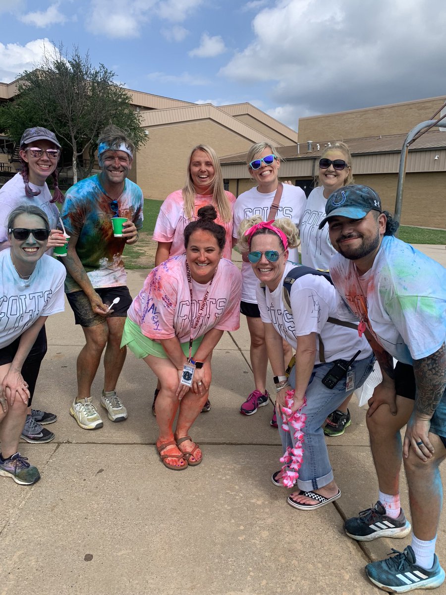ValerieKreag's tweet image. Color Run clean up crew! @CmsColts @pav_mrs @coachpursleyCMS @CMSColtsLibrary @Miller_Tech_Ed @KimHaley8899 @monzgonz