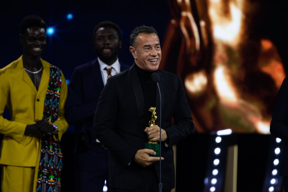 #MatteoGarrone Miglior Regista «Per me è stato fondamentale fare questo film insieme a chi realmente ha vissuto quell'odissea contemporanea. Se il film è arrivato tanto lontano, è grazie all'interpretazione così vera di Seydou e Mustafa». #IoCapitano #David69