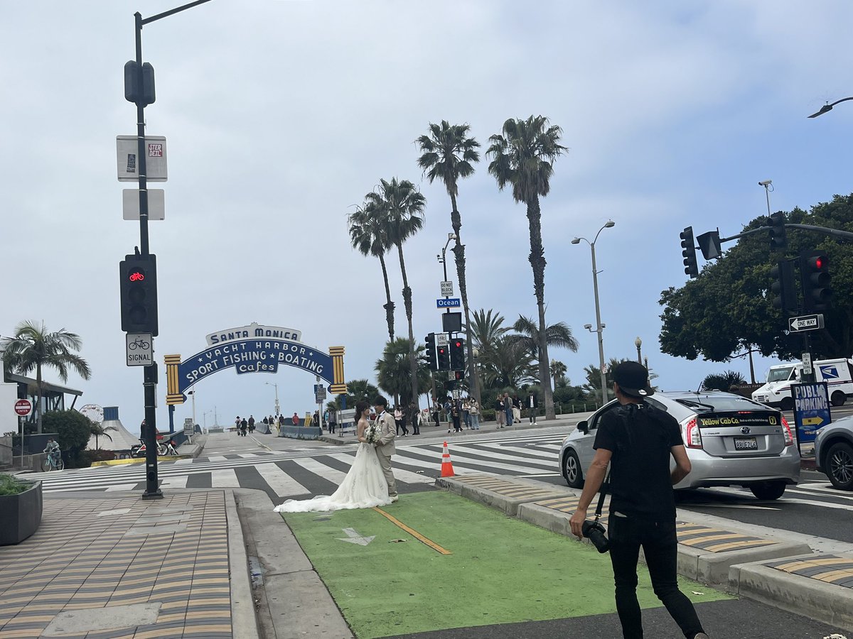 #Japan 🇯🇵 in the #USA 🇺🇸 Congrats to the newlyweds! The things you see in the #bikelane. #SantaMonica #CA. Now that’s #shapingasharedfuture — our @MilkenInstitute #MIGlobal Conference theme. #ご結婚おめでとうございます。 #結婚おめでとう! 💍 #wedding #weddingpics #engaged