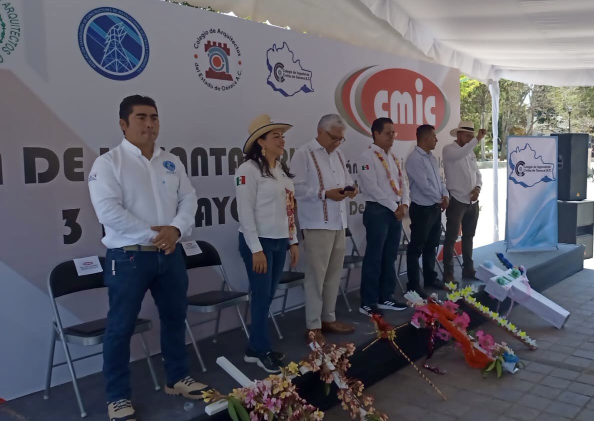aociec's tweet photo. Acudimos a la celebración del día de la Santa Cruz en compañía de la Ing. Karina Melchor Mendoza Presidenta del @cico el Ing. @netsalvatierra Secretario @SINFRA_GobOax y el Ing. Billy Hernandez Mendoza
Presidente de la @CmicOaxaca
¡Felicidades a todo el gremio de la construcción! https://t.co/k7Nzsst8ak