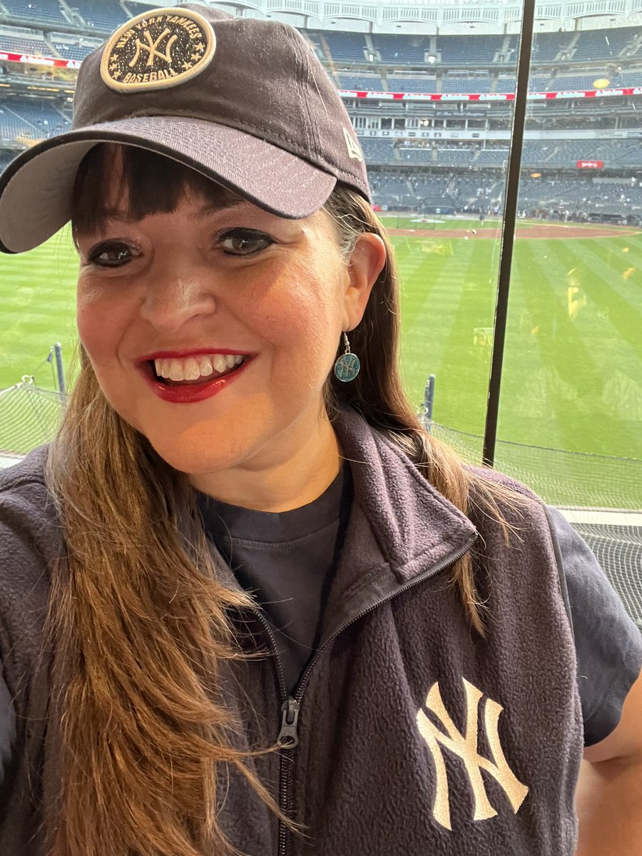 Greetings from the Pepsi Lounge at Yankee Stadium! #repbx #yankees #chasefor28 #letsgoyankees