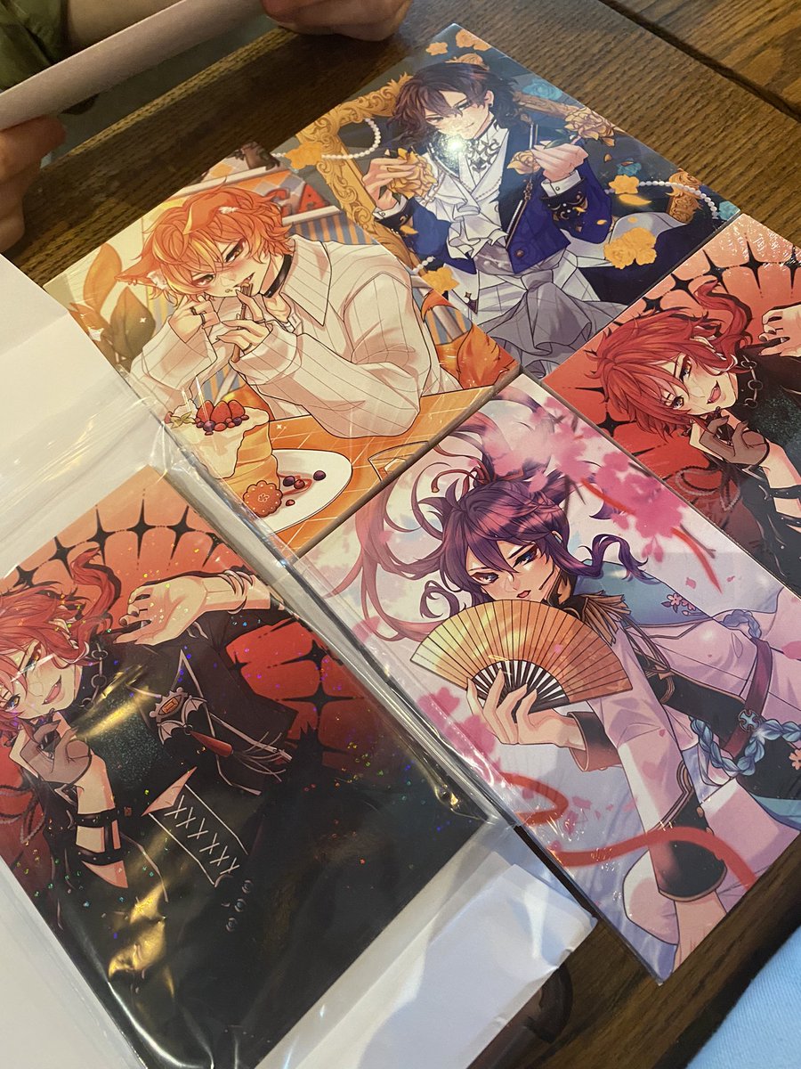 NEW POSTCARDS IN MY HANDSSSSS YAAAAAAA