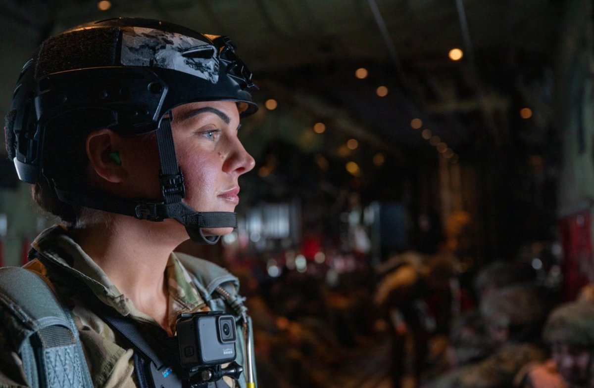 Tech. Sgt. Jacklyn Edgmond is the only female airborne jumpmaster currently in the 435th Contingency Response Group.

Read more at dvidshub.net/news/467120/fe…

#womenveterans #militarywomen #honorherservice #empowerherfuture