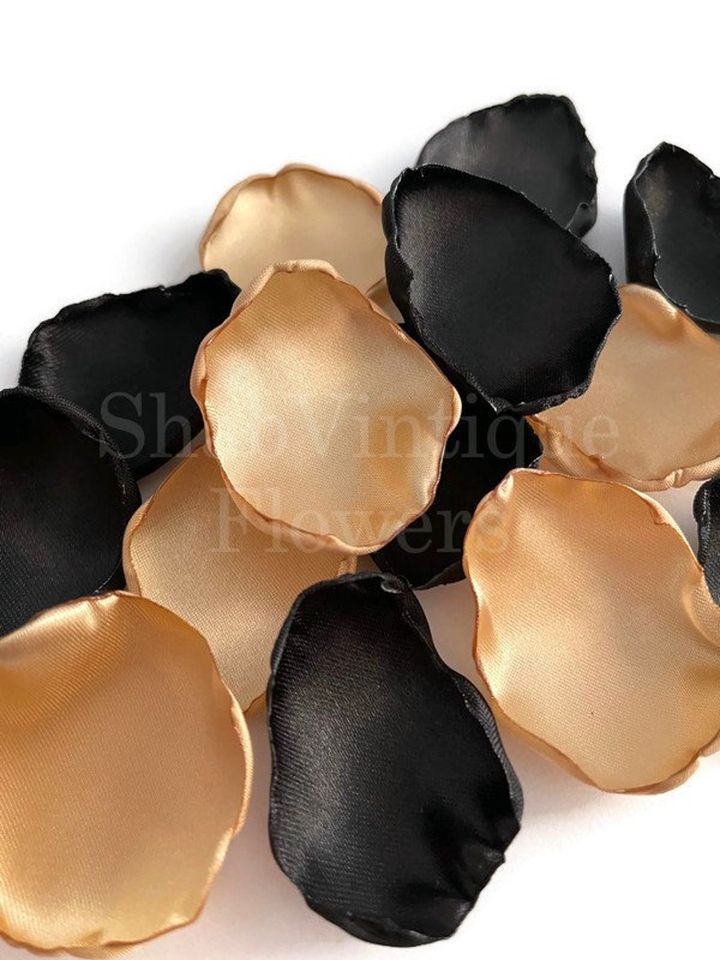 Transform your wedding aisle into a stunning spectacle with elegant black and gold flower petals! #WeddingDecor #ElegantWedding #LuxuryWedding… dlvr.it/T6NJBY #weddings #bridalshower #weddingaisledecor #weddinginspiration #tabledecor #confetti #flowers #weddingideas