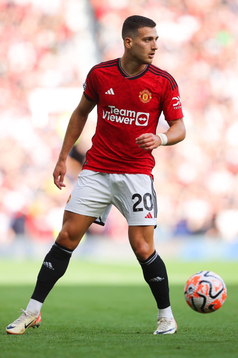 📊 - Diogo Dalot is the FASTEST full back in the Premier League this season with a max speed of 35.3 km/h. [@PFF_FC] 💨⚡️