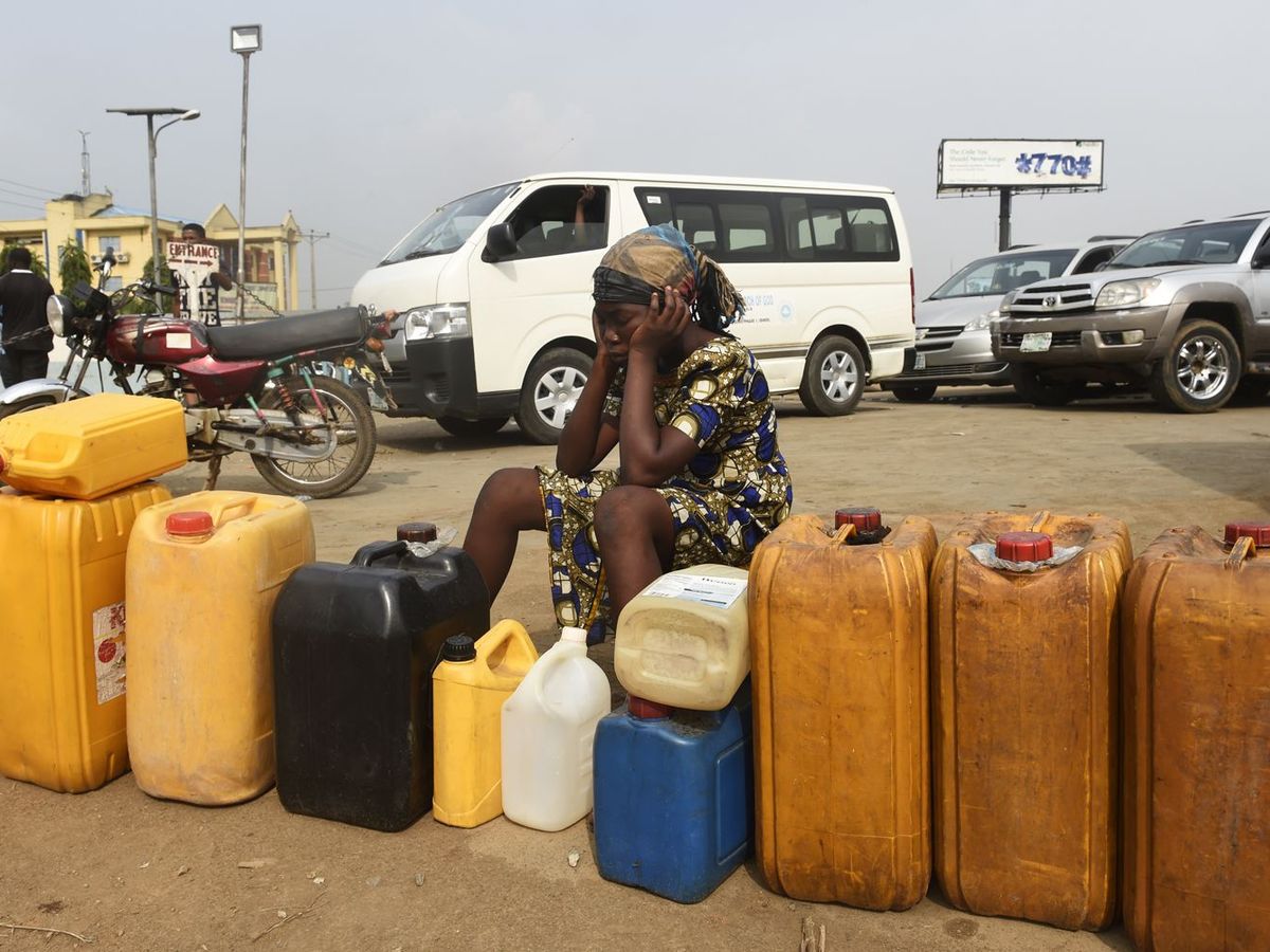 Le Nigeria🇳🇬, 2ᵉ producteur de pétrole en Afrique, est frappé par une grave pénurie de carburant. 

Des files d'attente interminables devant les stations-service paralysent le pays, impactant l'économie et la vie quotidienne de millions de Nigérians.

#Afrique