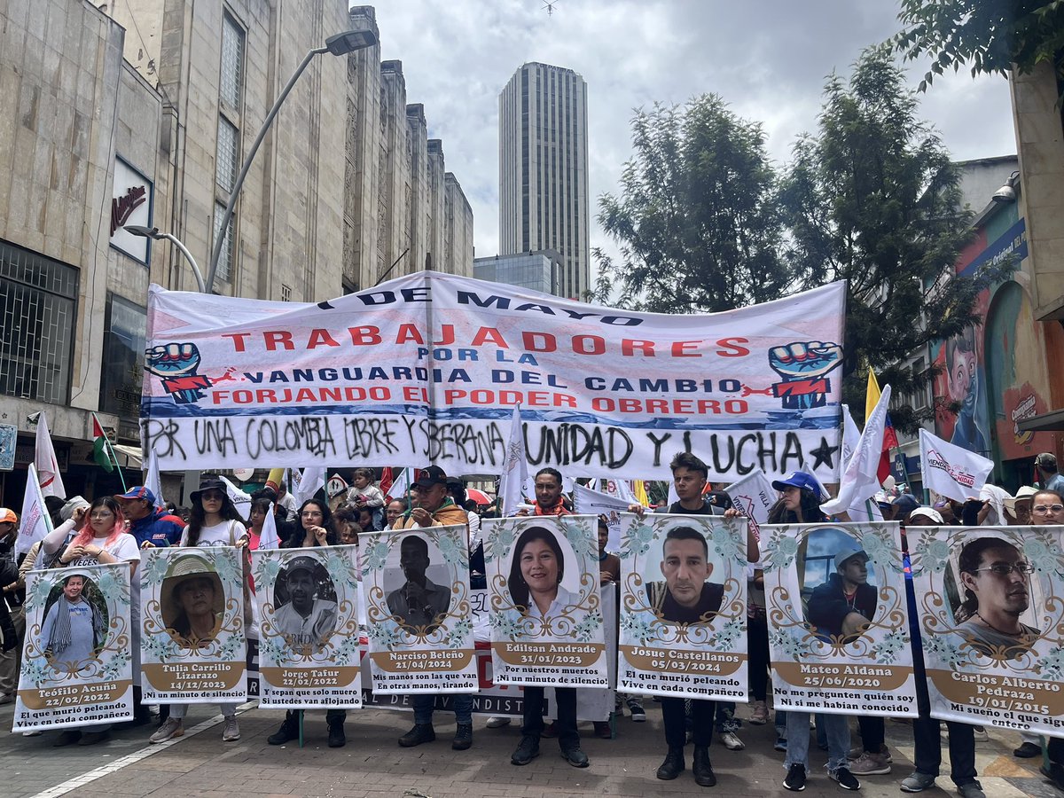 En el marco de la jornada de #Primerodemayo , recordamos a nuestros líderes y lideresas sociales. 

Exigiendo no solo justicia sino también la protección de quienes siguen luchando por una vida digna #Desmontedelparamilitarismo