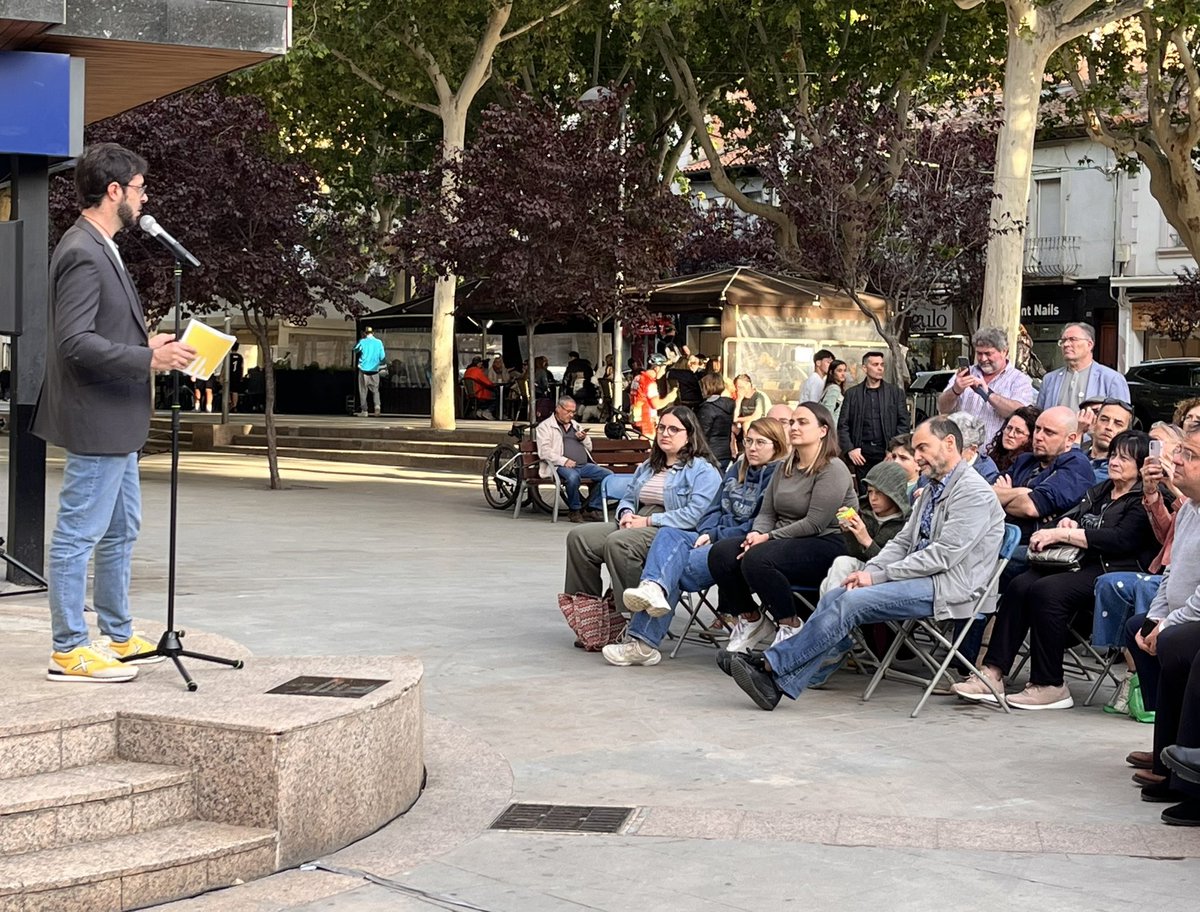 Compartim somnis, l’entusiame pels ciris trencats, per l’altruisme útil, pel vi del Priorat i del Montsant i per innovar. Feu-me cas, al @parlamentcat i al país li fan falta les seves qualitats. Feu-li confiança el #12M! #AlCostatDeLaGent