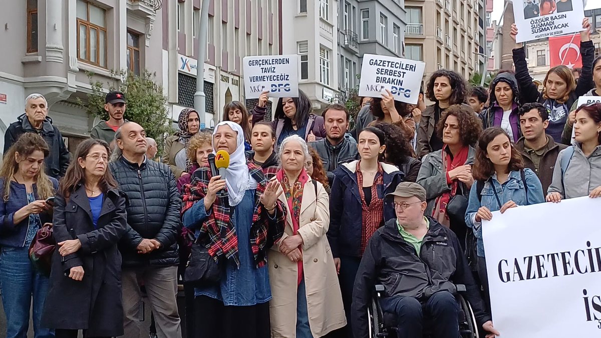 Kürt gazeteci Esra Solin Dal’a yapılan çıplak arama işkencesine karşı #DünyaBasınÖzgürlüğüGünü'nde kadın gazetecilerin yanındayız. Gazetecilik suç değildir; gözaltında çıplak arama işkencedir! 📷 @puleragema