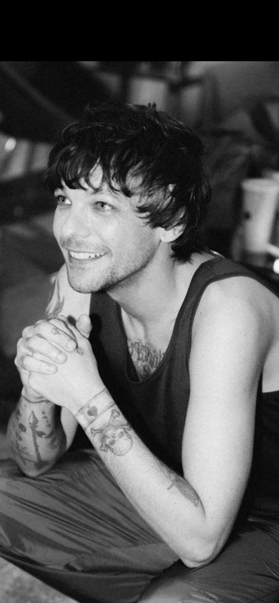 Why would anyone want make this sweet creature unhappy..

#BarricadeBlues
#BeGentleWithLouis