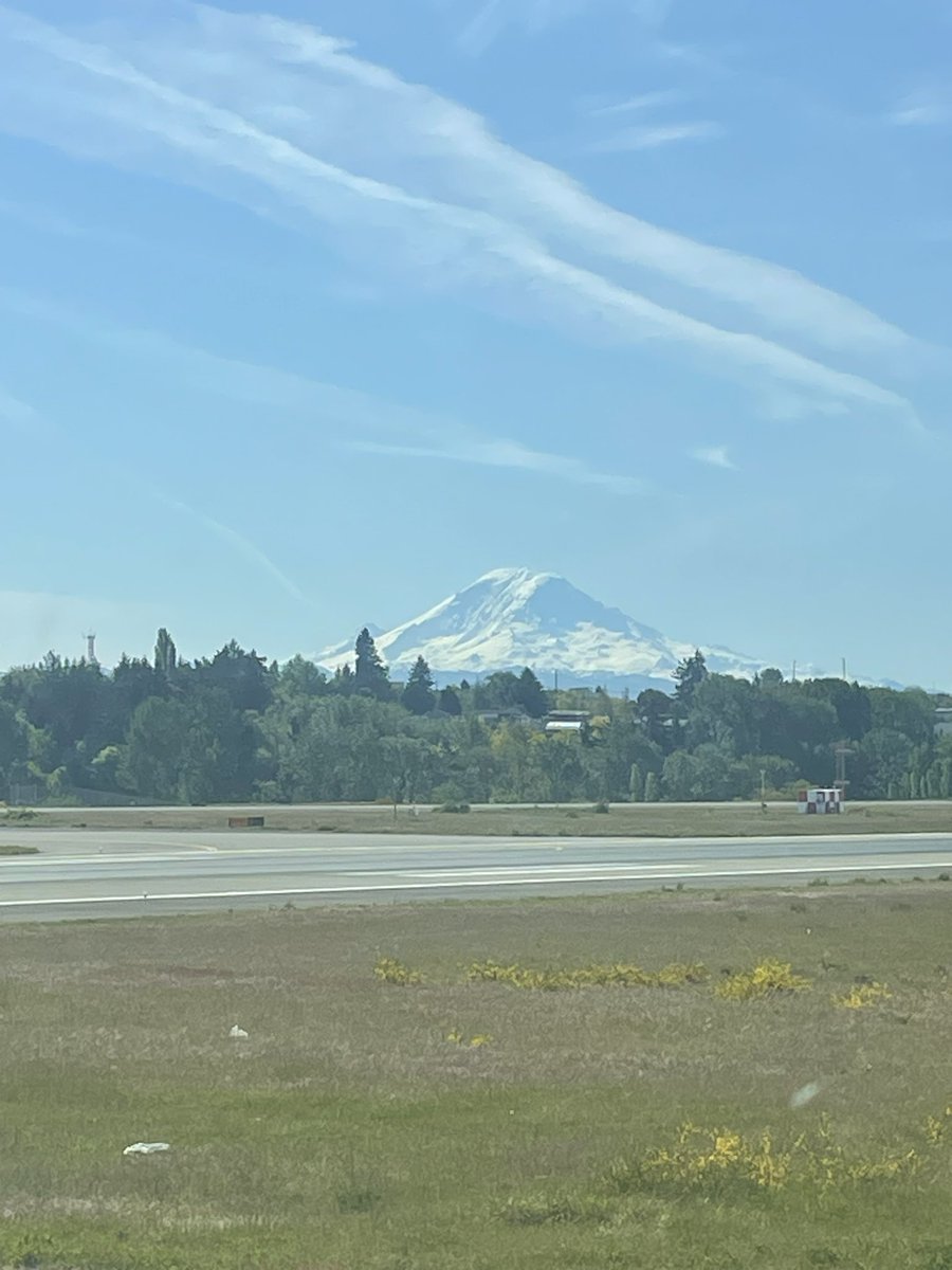 A B-E-A-UTIFUL day in #Seattle #Washington with #MtRainier  and #MtStHelens shots as we approached. #avgeeks #mountains #nature #aviation #PacificNorthwest #aviation #airlines #crewlife #flying #airplanes #snowcap #volcano