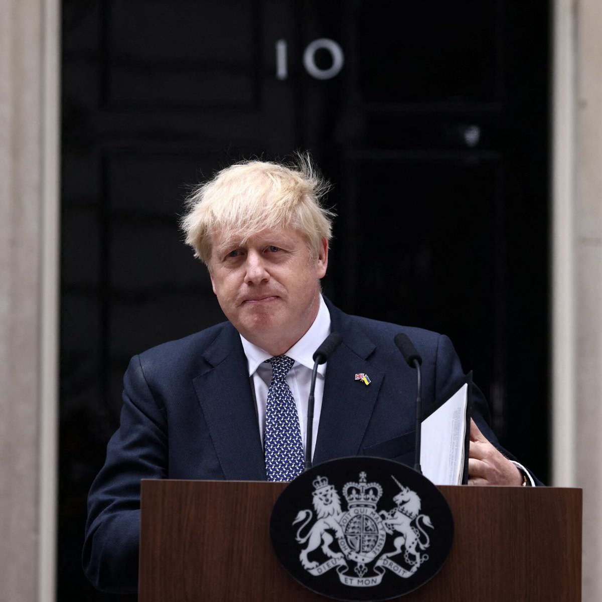 İngiltere’de oy kullanırken kimlik zorunluluğu getiren eski başbakan Boris Johnson, kimliğini unuttuğu için oy kullanamadı.