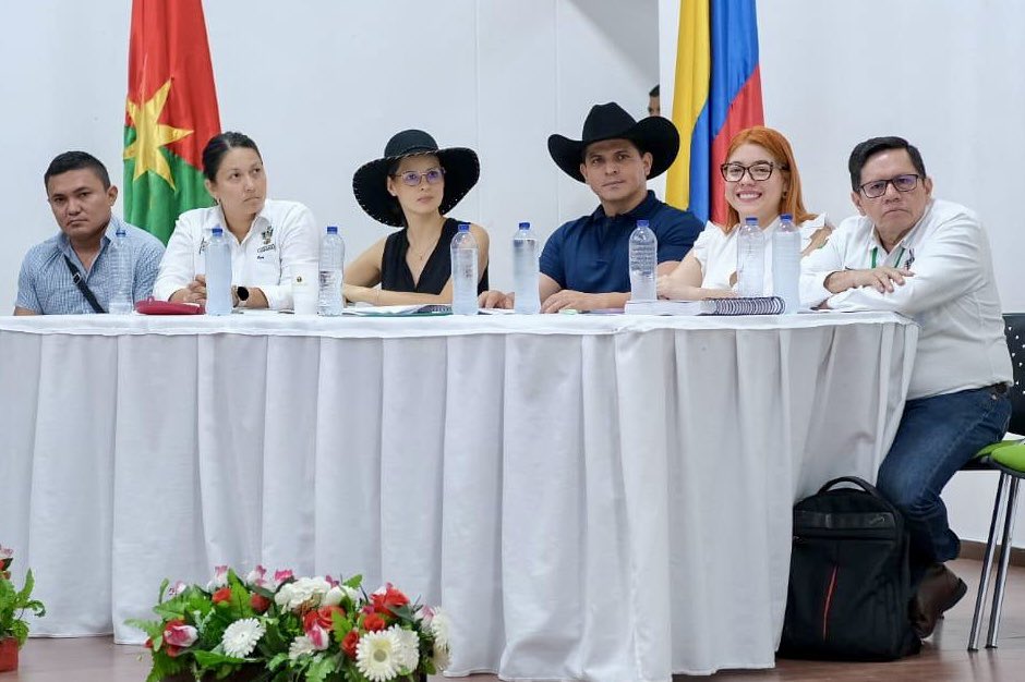 andreanimalidad's tweet photo. ¡Por primera vez los animales están incluidos en el plan de desarrollo de Casanare! 
1️⃣ Política pública de bienestar animal
2️⃣ hospital público veterinario
3️⃣ centro de bienestar animal
4️⃣ patrulla de rescate
5️⃣ esterilizaciones

¡Gracias @CesarOrtiZorro @GobCasanare por su visión progresista, generosa y responsable. Gracias @Jessica_Avella por liderar con dedicación y buen criterio. Gracias proteccionistas y activistas de los derechos de los animales por ser inagotables! Estamos para ayudarles en todo lo bello y bueno ❤️💛💚 

(Y gracias por el sombrero) 🤗