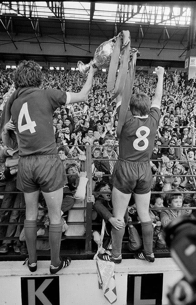 Lost count of the amount of trophies I’ve seen @LFC win but this was the first I saw live. 44 years ago today, champions! Great photo….the Kop, Phil Thompson & Sammy Lee. Scouse Power ✊❤️🏆