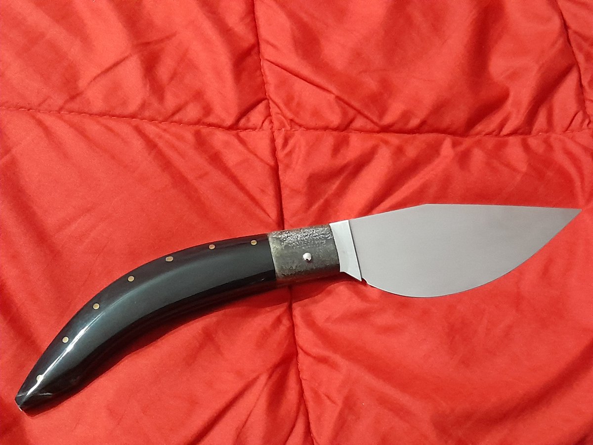 Coltello artigianale sardo. Manico in corno di bufalo, lama in acciaio inox 14c28n da 14 cm. DISPONIBILE