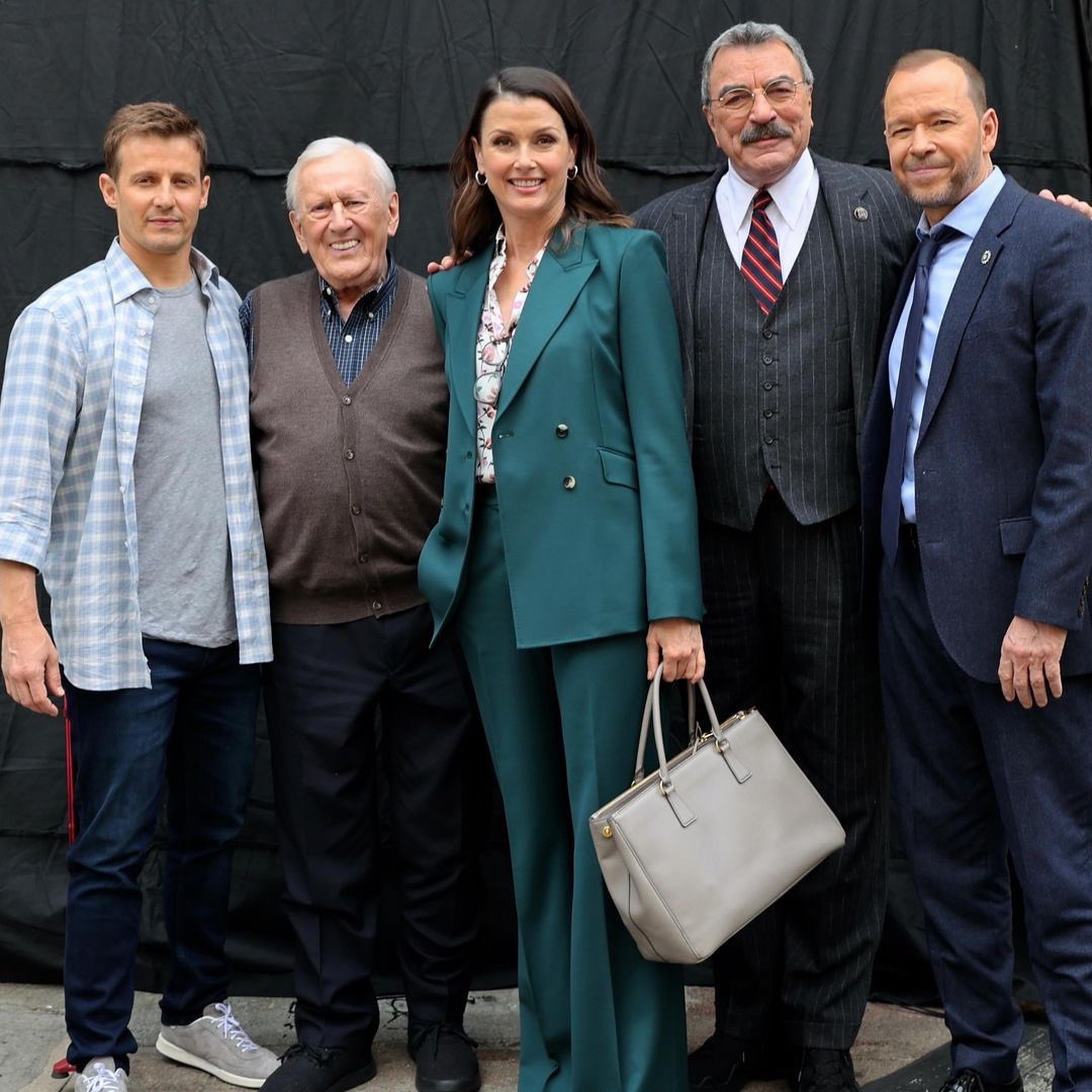 The fam is here and we’re all ready for a brand new @BlueBloods_CBS tonight! Photo by Jose Perez. #bluebloods #bluebloodsfriday #IsIt10PMYet #reagans