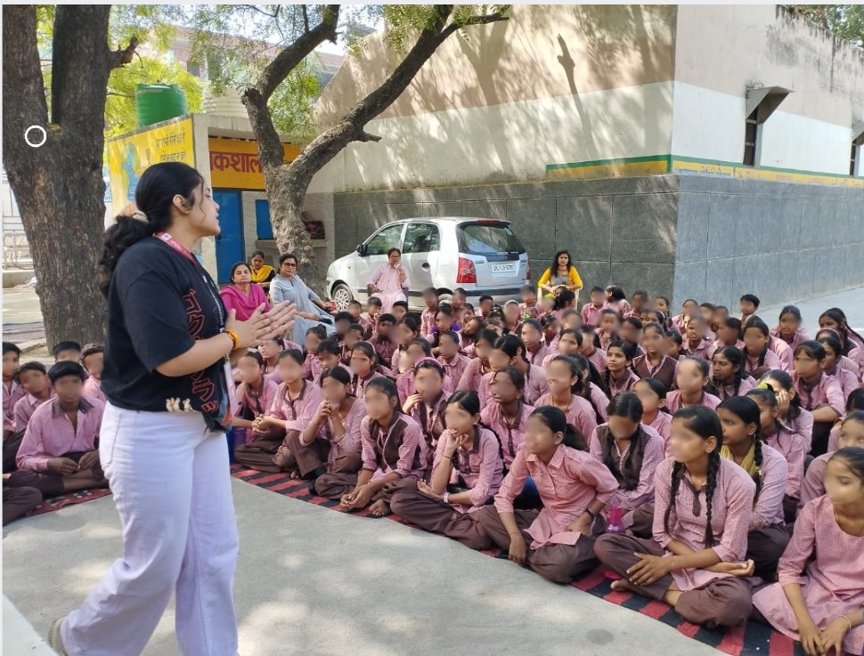 .@CP_Noida के निर्देशन व @DCPWomenSafety के नेतृत्व में ADCP महिला सुरक्षा द्वारा @IndianOilcl के सहयोग से सेंगर पब्लिक स्कूल मे 0-18 वर्ष के बच्चों को '1098-हम बच्चों के साथ' अभियान के तहत चाइल्ड हेल्पलाइन नंबर-1098 आदि की जानकारी देकर जागरूक कर आत्मरक्षा के गुर सिखलाये गये।