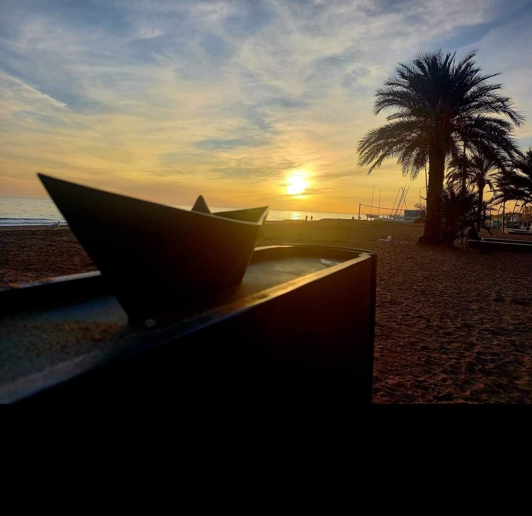 #RasICurt
"El catalán, el valenciano y el mallorquín son tres lenguas diferentes"
Això s'ha d'escriure en castellà, perquè si escric:
"El català, el valencià i el mallorquí són tres llengües diferents" no saps si ho he escrit en català, valencià o mallorquí.
#clàssic 
#Catalunya