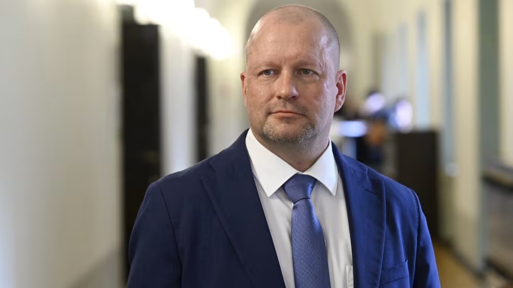 Cosas de la ultraderecha nórdica. En Finlandia el Partido de los Finlandeses ha expulsado a un diputado del Parlamento porque la semana pasada amenazó con un arma de fuego a varias personas que se encontraban en el mismo bar que él. Su nombre es Timo Vornasen.…