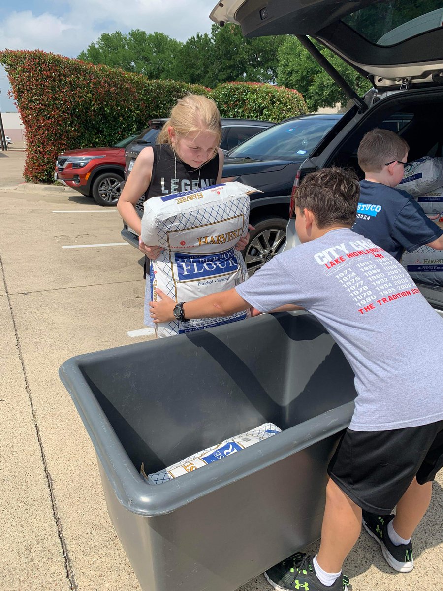 Network would like to say a BIG thank you to our friends from Canyon Creek Elementary Student Council! Students collected over 1,000 pounds of food for Network's Community Food Market. We are so thankful to be a part of a community that teaches the importance of giving back.