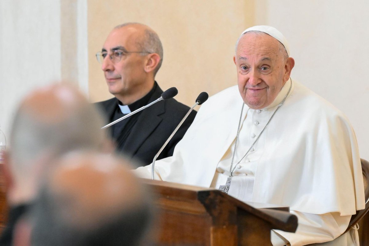 El #PapaFrancisco se ha reunido, en la Basílica de la Santa Cruz en Jerusalén, con unos cien sacerdotes del sector centro de la @diocesidiroma, entre párrocos, vicepárrocos y algunos rectores. Lee la crónica ⬇️
vaticannews.va/es/papa/news/2…