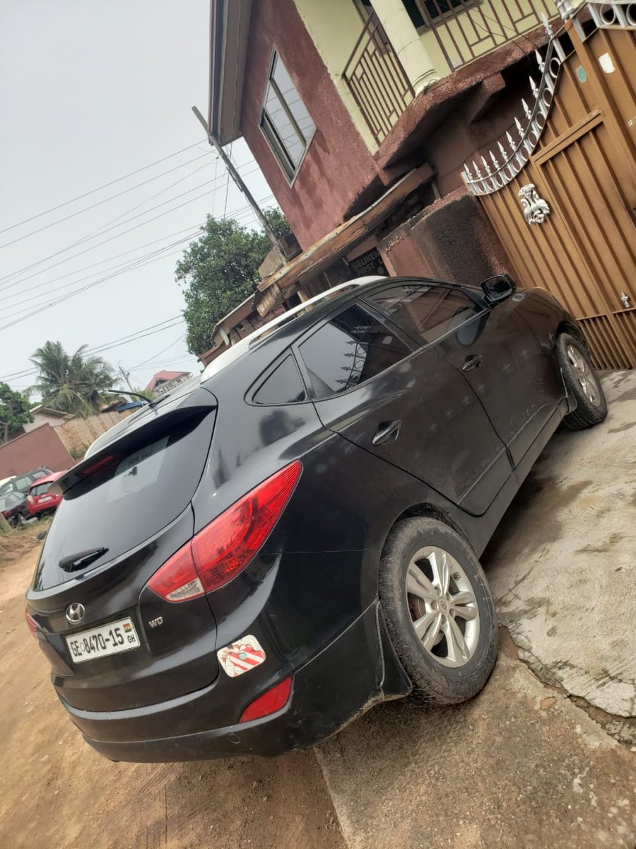 Hot Cake Car Deals🔥🔥 Chale. If I tell you the asking price of this 2013 Hyundai Tucson you wont believe it. ₵69k. No be say e get fault. Money we dey need. •chilling AC •Solid engine •No hidden fault •Leather Seats Call/dm +233504677084 Please retweet to help feed my fam