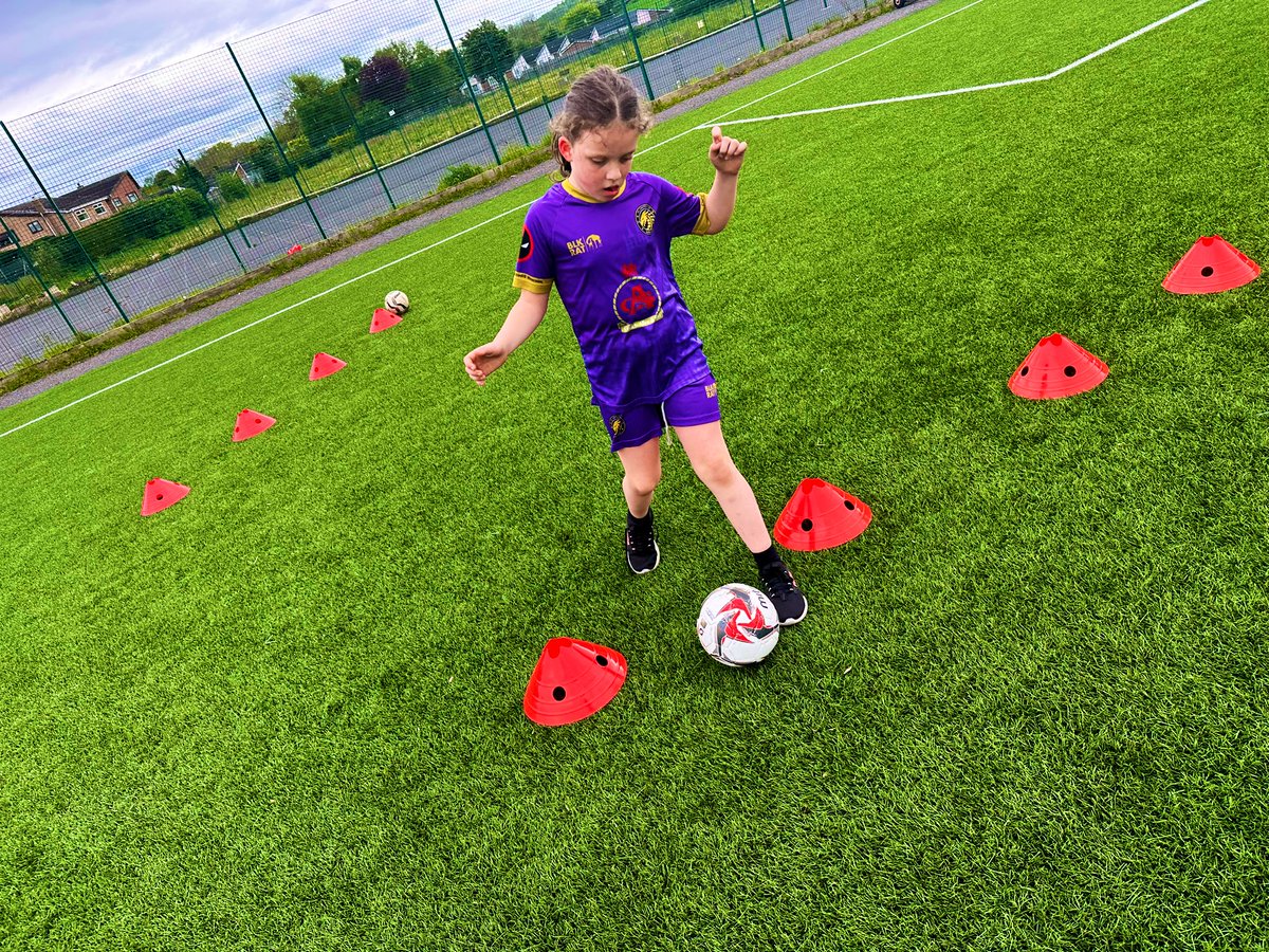 GIRLS U6: A great session tonight for our Girls U6’s #Futsal as they had to go outside this evening to practice their dribbling skills alongside @LLSonline Coach Lilijhana. Well done girls 👊💜⚽️🏴󠁧󠁢󠁷󠁬󠁳󠁿 #ThisGirlCan #HerGameToo #Wrexham #FCUtdOfWxm