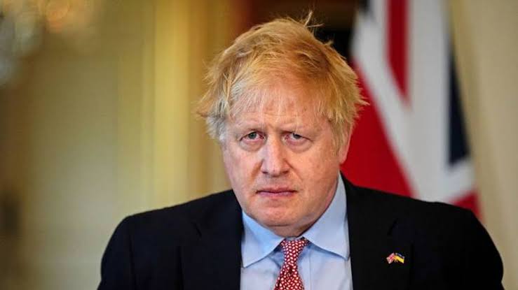 İngiltere’de oy kullanırken kimlik zorunluluğu getiren eski başbakan Boris Johnson, kimliğini unuttuğu için oy kullanamadı.